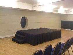 Tarima de 1,8 x 3 x 60 cm de altura con alfombra Alquiler para eventos