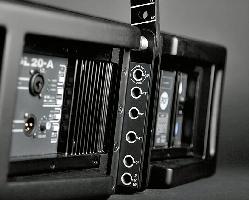 Sonido para eventos 4 por lado RCF modelo HDL-20 Alquiler de escenarios